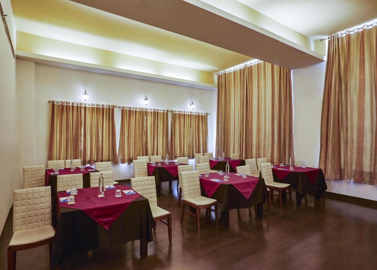 Club Mahindra Udaipur Hotel Exterior foto