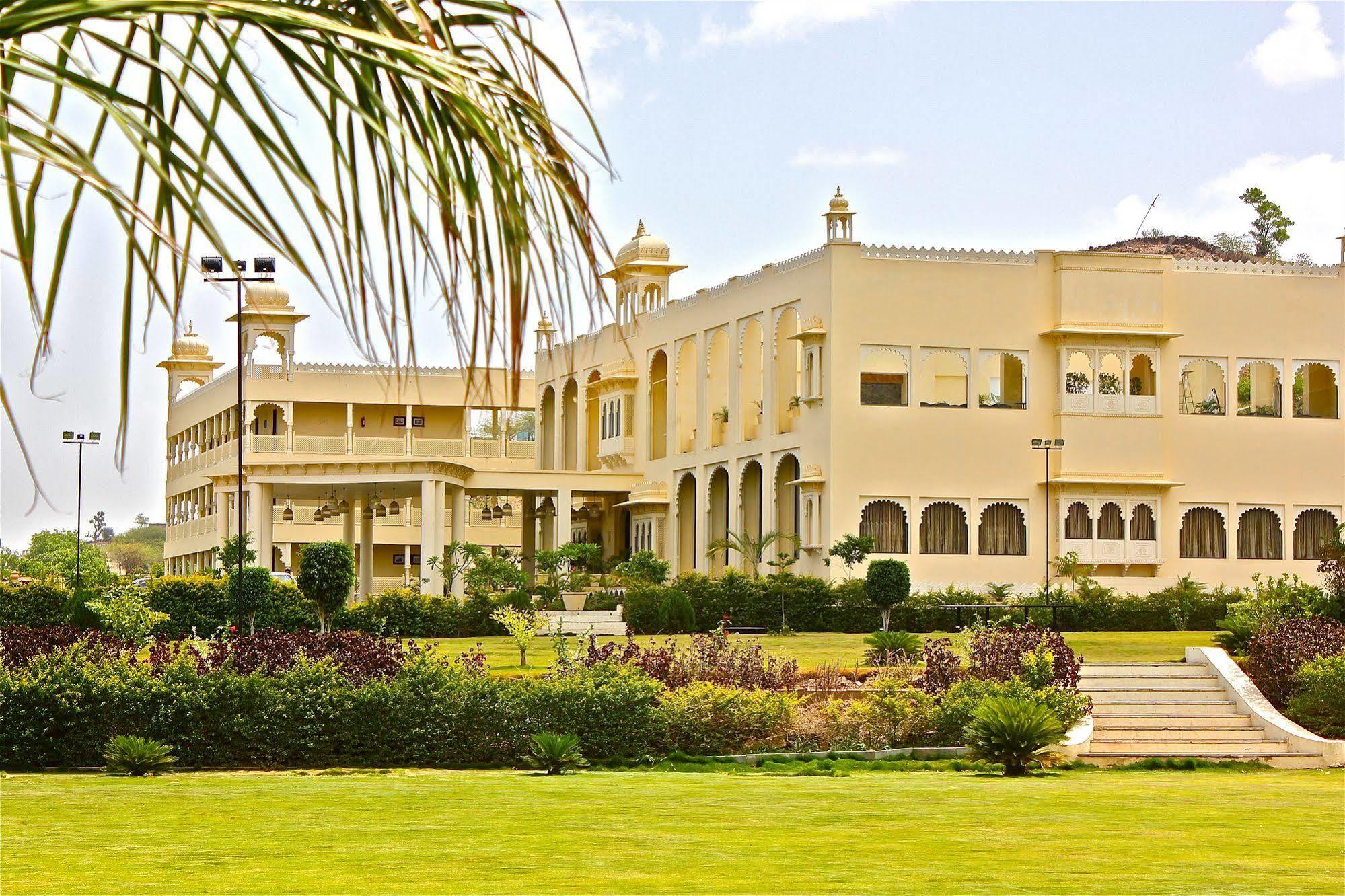 Club Mahindra Udaipur Hotel Exterior foto